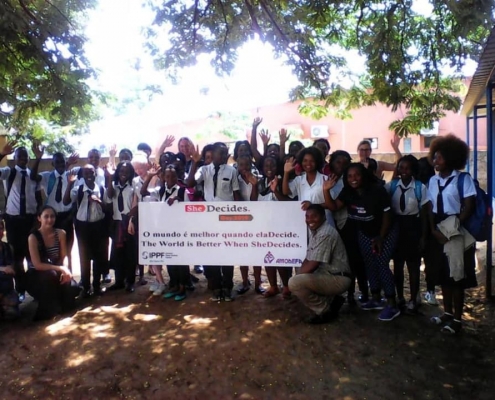 Elever på ungdomskolen Armando Emílio Guebuza i Maputo i Mosambik. Skolen er en av foregangsskolene for seksualitetsundervisning i landet. I tillegg til at det står på timeplanen og dedikerte lærere har ansvar for undervisningen, har skolen også en egen helsestasjon med fokus på seksuell og reproduktiv helse. Foto: IPPF European Network