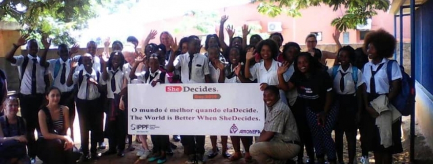 Elever på ungdomskolen Armando Emílio Guebuza i Maputo i Mosambik. Skolen er en av foregangsskolene for seksualitetsundervisning i landet. I tillegg til at det står på timeplanen og dedikerte lærere har ansvar for undervisningen, har skolen også en egen helsestasjon med fokus på seksuell og reproduktiv helse. Foto: IPPF European Network